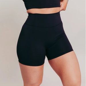 P’tula Taylor’s 4inch black Shorts Size Medium